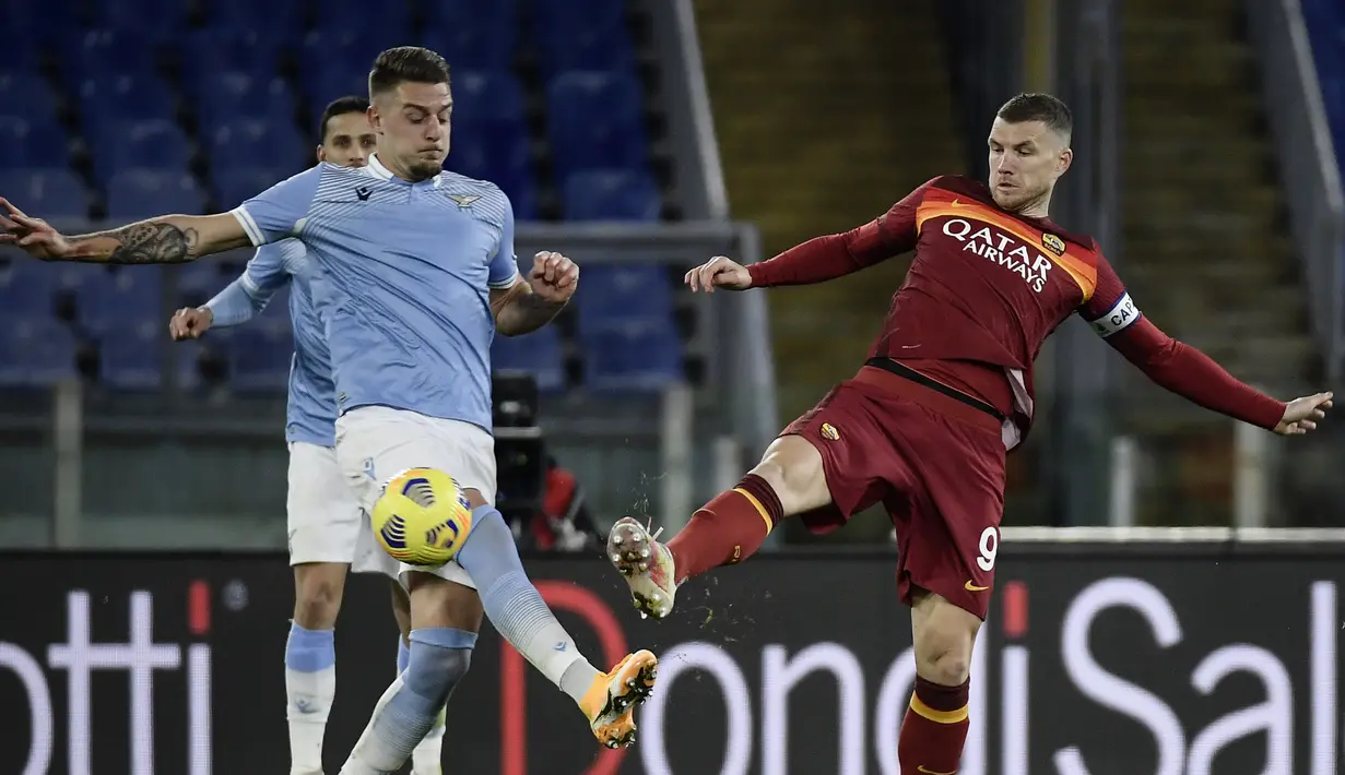 9. Sergej Milinkovic Savic (kiri) merupakan pemain Lazio paling aktif berlari dibanding pemain Lazio top lainnya seperti Ciro Immobille, Luis Alberto, ataupun Filipe Caicedo. (Foto: AFP/Filippo Monteforte)