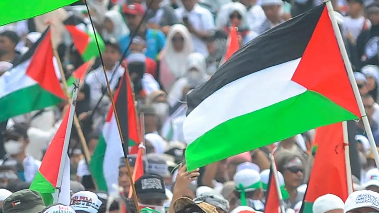 Aksi tersebut digelar sebagai bentuk solidaritas dan kepedulian masyarakat Indonesia terhadap penderitaan rakyat Palestina akibat serangan militer zionis Israel.