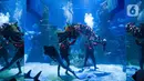 Liong dan putri duyung menghibur pengunjung di Jakarta Aquarium & Safari (JAQS), Jakarta Barat, Jumat (12/2/2021). Pertunjukan Liong Show bawah air yang diikuti oleh para putri duyung tersebut untuk memeriahkan Hari Raya Imlek 2572 atau Tahun Baru China. (Liputan6.com/Faizal Fanani)