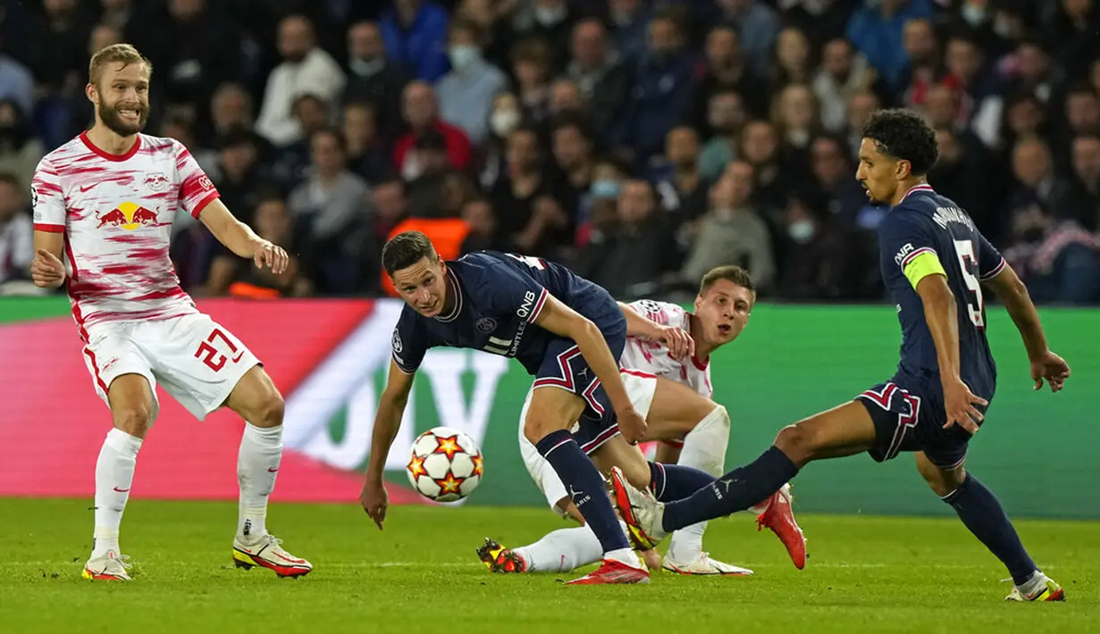Pemain Paris Saint-Germain Julian Draxler (tengah) dan Marquinhos (kanan) berebut bola pada pertandingan sepak bola Grup A Liga Champions di Stadion Parc des Princes, Paris, Prancis, Selasa (19/10/2021). Paris Saint-Germain (PSG) menang 3-2. (AP Photo/Francois Mori)