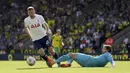 Pemain Tottenham Hotspur Dejan Kulusevski (kiri) dihadang kiper Norwich City Tim Krul pada pertandingan Liga Inggris di Stadion Carrow Road, Norwich, Inggris, 22 Mei 2022. Tottenham Hotspur menang 5-0. (Nigel French/PA via AP)