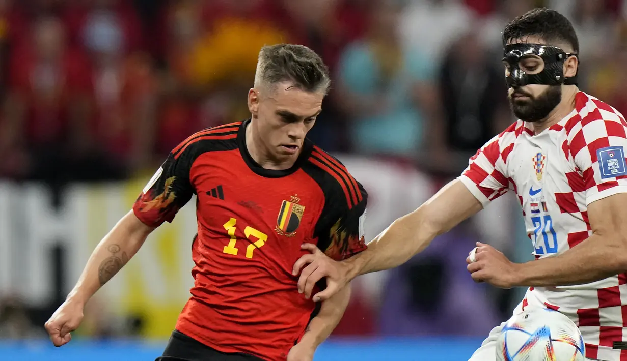Penyerang Belgia Leandro Trossard berebut bola dengan  bek Kroasia Josko Gvardiol pada laga terakhir Grup F Piala Dunia 2022 di Stadion Ahmad bin Ali, Kamis (1/12/2022). Dari data statistik, Gvardiol berhasil mencatat sembilan sapuan, memenangkan tida dari empat duel udara, dan paling tidak dua tekel sukses.  (AP Photo/Luca Bruno)