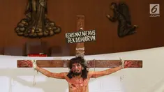 Momen penyaliban Yesus ditampilkan dalam teatrikal prosesi jalan salib di Gereja Santa Maria Regina Bintaro, Tangerang Selatan, Banten, Jumat (30/3). Prosesi ini bagian dari perayaan Paskah yang dirayakan umat Kristian. (Liputan6.com/Angga Yuniar)