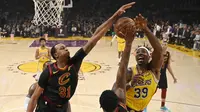 Dwight Howard (no 39) mencoba memasukkan bola saat Lakers bertemu Cavaliers (AP)