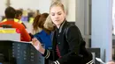 Kate Upton mengawasi kopernya saat melakukan security check di bandara Los Ageles. (Backgrid/USWeekly)