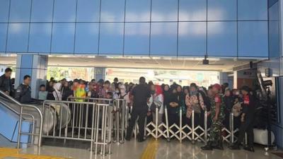 Stasiun Juanda Padat Siang Hari, KAI Commuter Ungkap Pemicu