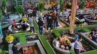 Salah satu pemandangan kafe ikan koi di Ho Chi Minh City, Vietnam, yang ramai pengunjung (dok.Facebook/KoiMelodyCoffee/Komarudin)