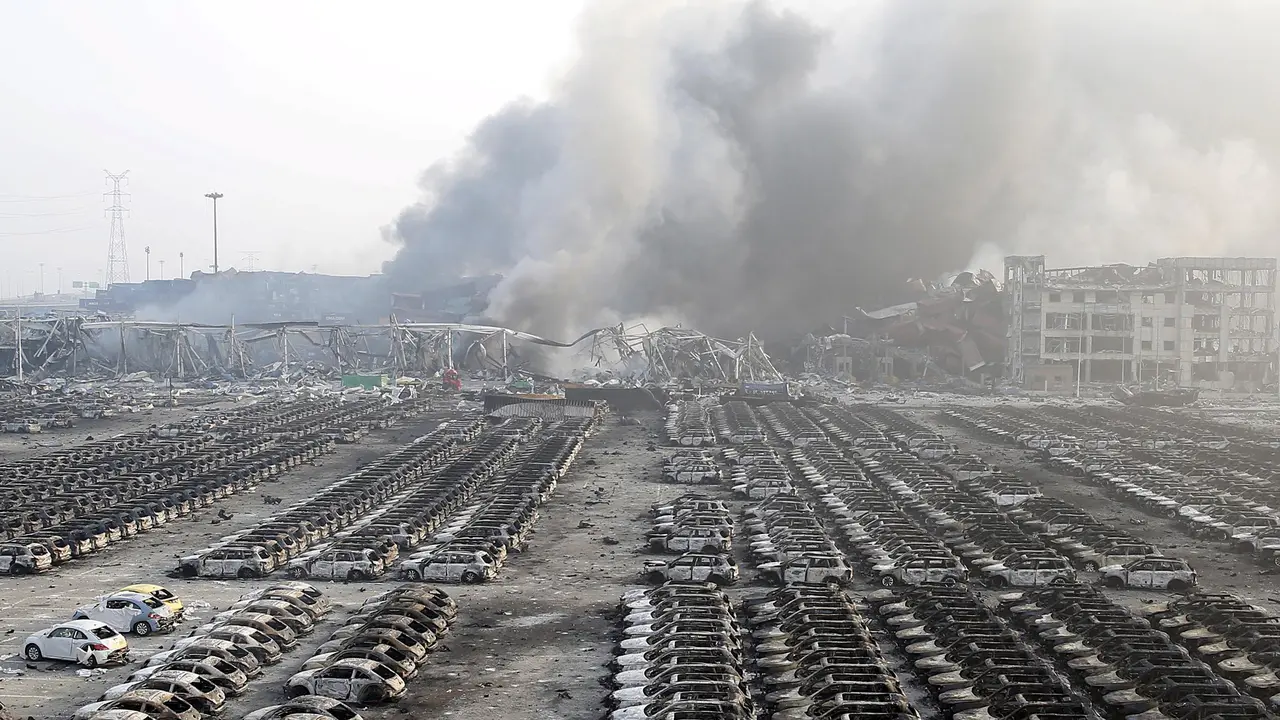 20150813-Kerusakan Parah Akibat Ledakan Dahsyat di Pelabuhan Tianjin China