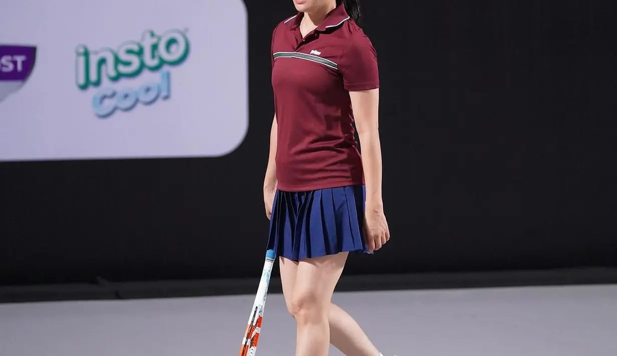 Ririn Ekawati nggak kalah menawan. Ia mengenakan top merah dan rok biru. Penampilannya juga dilengkapi dengan sneakers dan topi serba putih. [@ibnujamilo]