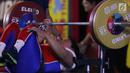 Atlet Para Powerlifting Indonesia, Siti Mahmudah bersiap melakukan angkatan beban di kelas Womens Up 79kg Asian Para Games 2018 di Jakarta, Rabu (10/10). Siti Mahmudah meraih perak dengan total angkatan 120 kg. (Liputan6.com/Helmi Fithriansyah)