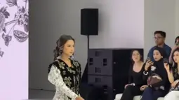 Dengan pandangan lurus, dia jalan dengan penuh percaya diri di runaway JFW 2025. Penampilan Jennifer sangat memukau. (Foto: Instagram/ jennifercoppenreal20)