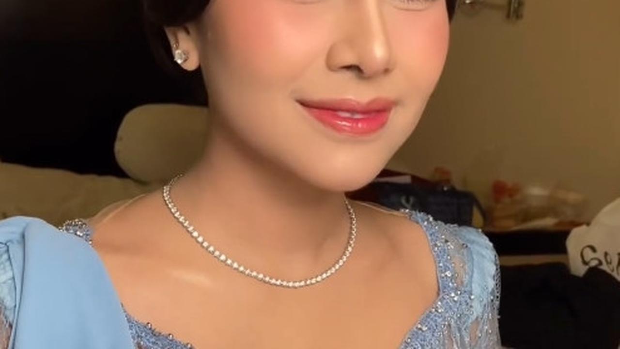 Nisya Ahmad tampil anggun dengan kebaya biru muda saat pelantikannya. Ia memilih untuk menyerahkan urusan makeup kepada MUA andalannya.<br>