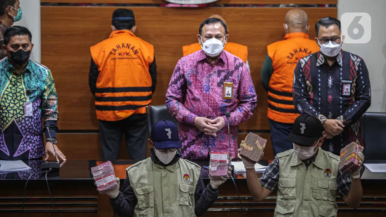 Tumpukan Uang Barang Bukti OTT Wali Kota Bekasi
