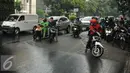 Pengendara sepeda motor berteduh di bawah flyover saat hujan turun, Jakarta, Rabu (13/7). Petugas kepolisian akan menerapkan tilang dengan denda maksimal Rp250.000 untuk pengendara yang berteduh di bawah flyover. (Liputan6.com/Gempur M Surya) 