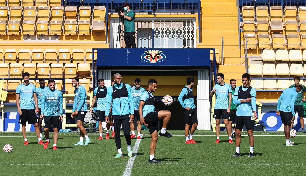 Para pemain Villarreal menghadiri sesi latihan di Ciudad Deportiva Villarreal di Vila-Real pada Selasa (28/9/2021). Villarreal akan bertandang ke markas Manchester United (MU) di Old Trafford pada laga Grup F Liga Champions 2021/2022, Kamis dini hari WIB. (JOSE JORDAN/AFP)