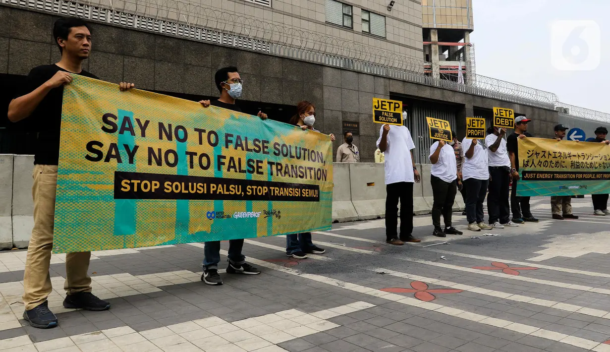 Para aktivis membawa spanduk berisikan pesan: 'Just Energy Transition For People, Not Profit' (Transisi Energi Yang Berkeadilan Untuk Rakyat, Bukan Profit) dan 'Say No To False Solution, Say No To False Transition' (Katakan Tidak Untuk Solusi Palsu, Katakan Tidak Untuk Transisi Palsu). (Liputan6.com/Herman Zakharia)