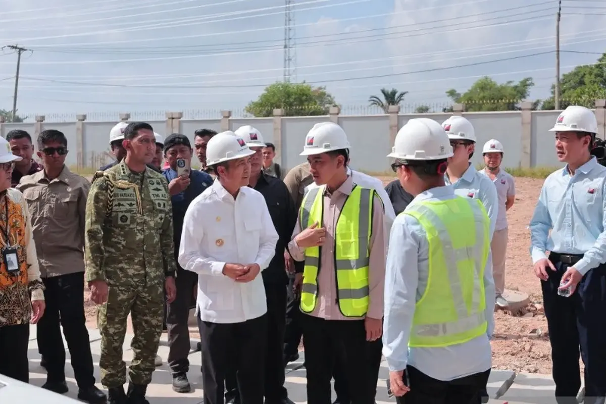 Wakil Presiden (Wapres) Gibran Rakabuming Raka meninjau progres pembangunan Pengolahan Sampah menjadi Energi Listrik (PSEL).