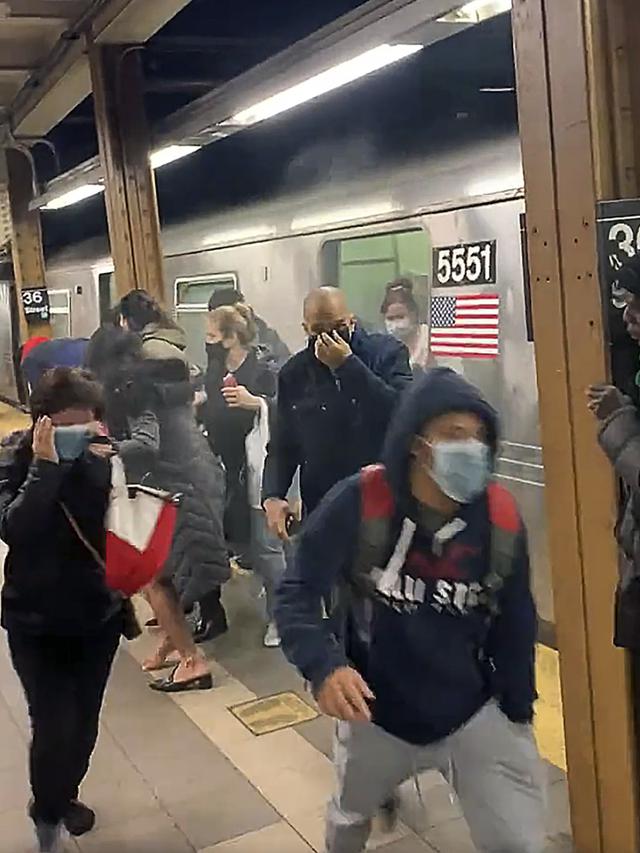 FOTO: Penembakan Penumpang Kereta Bawah Tanah di New York