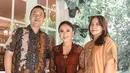 Penampilan Yuni Shara di acara Tedak Siten pun mencuri perhatian. Penyanyi 49 tahun itu tampil anggun berbalut kebaya warna merah maroon sesuai dengan konsep acara yang sarat nuansa adat Jawa. (Instagram/yunishara36).