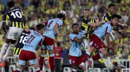 Sejumlah pemain Fenerbahce berebut bola dengan pemain Feyenoord dalam laga leg kedua putaran ketiga kualifikasi Liga Champions 2025/2026 di Fenerbahçe Sükrü Saracoglu Sport Complex, Istanbul, Turki, Selasa (12/08/2025) waktu setempat. (AP Photo/Huseyin Yavuz)