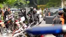 Anggota Brimob bersiap melakukan penyergapan di lokasi perampokan disertai penyanderaan di Kawasan Pondok Indah, Jakarta, Minggu (3/9). Dua tersangka pelaku perampokan disertai penyanderaan dilumpuhkan polisi. (Liputan6.com/Helmi Fithriansyah)