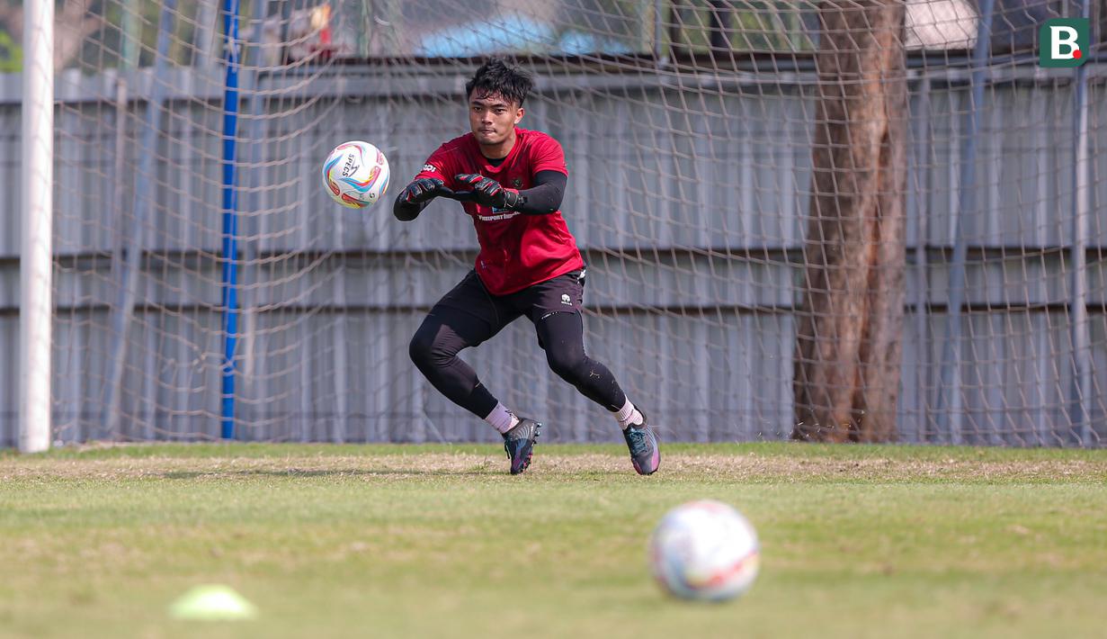 <p>Kiper Timnas Indonesia U-24, Ernando Ari Sutaryadi berusaha menangkap bola ketika latihan untuk Asian Games 2022 Hangzhou di Lapangan A, Kompleks Stadion Utama Gelora Bung Karno (SUGBK), Senayan, Jakarta, Jumat (15/09/2023). (Bola.com/Bagaskara Lazuardi)</p>