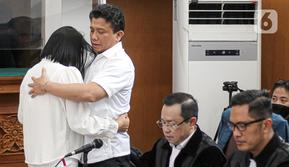 Terdakwa kasus pembunuhan Brigadir Nopriansyah Yosua Hutabarat atau Brigadir J, Ferdy Sambo memeluk istrinya yang juga terdakwa dalam kasus tersebut Putri Candrawathi saat akan menjalani sidang lanjutan di PN Jakarta Selatan, Selasa (8/11/2022). Saksi yang akan diperiksa dalam sidang pekan keempat ini terdiri dari asisten rumah tangga (ART), ajudan, hingga saudara Ferdy Sambo. (Liputan6.com/Faizal Fanani)