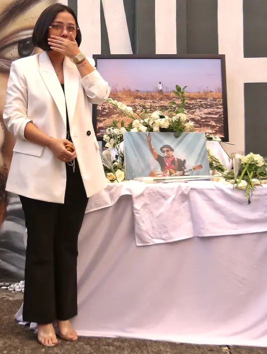 Tabur bunga mengenang 1th kepergian alm. Glenn Fredly oleh para keluarga dan kerabat di M Bloc. adrian.putra /fimela.