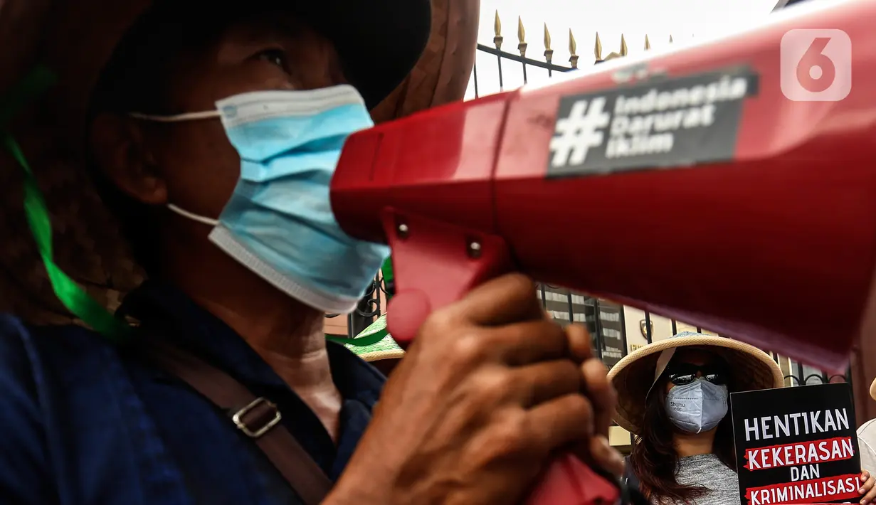 Organisasi WALHI bersama masyarakat Rukun Tani Sumberejo Pakel melakukan aksi di depan Mabes Polri, Jakarta, Jumat (21/1/2022). Mereka menuntut kekerasan yang dilakukan oknum aparat kepolisian terhadap Warga Rukun Tani Sumberejo Pakel, Desa Pakel, Banyuwangi, Jawa Timur. (Liputan6.com/Johan Tallo)