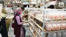 Konsumen melihat produk di gerai IUIGA AEON Mall Sentul City, Bogor, Jumat (19/03/2021). Melihat tingkat pertumbuhan dan permintaan konsumen yang signifikan di 2020, IUIGA optimis untuk ekspansi bisnis ke luar Jakarta seperti di Depok, Bekasi, Tangerang dan Bogor. (Liputan6.com/HO/Ruru)