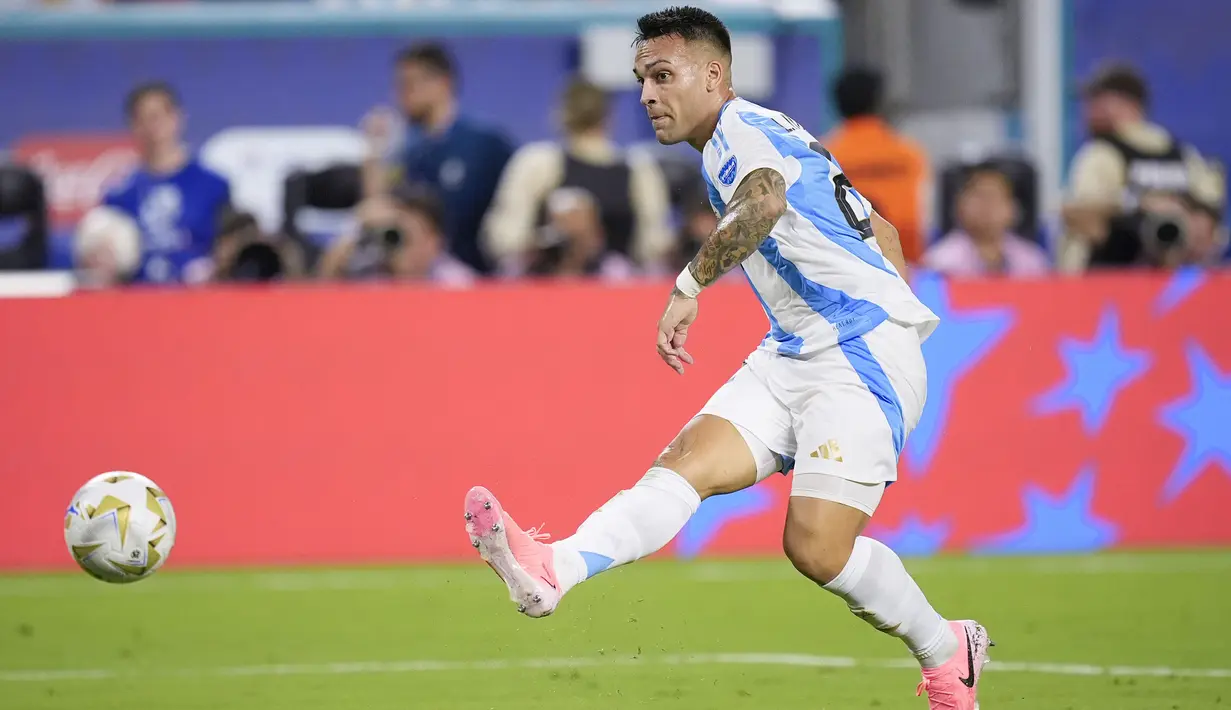 Striker Timnas Argentina, Lautaro Martinez mencetak gol ke gawang Timnas Kolombia pada laga final Copa America 2024 di Hard Rock Stadium, Florida, Amerika Serikat, Minggu (14/7/2024). (AP Photo/Rebecca Blackwell)