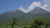Gunung Lewotobi Perempuan dan Laki-laki atau biasa disebut gunung kembar di kecamatan Wulanggitang, Kabupaten Flores Timur. (Liputan6.com/ Ola Keda)