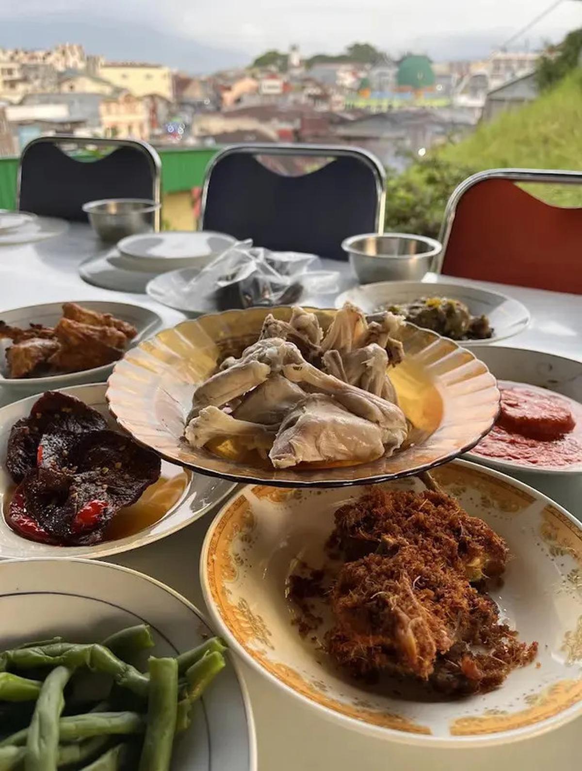 22 Rekomendasi Tempat Makan Enak di Bukittinggi Terbaru 2025, Mudah Dicari &amp; Paling Populer