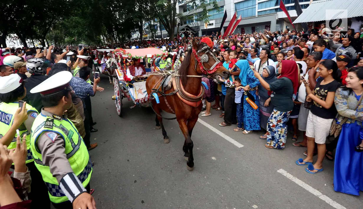 Suasana kirab resepsi pernikahan Kahiyang Ayu-Bobby Nasution di Kota Medan, Sumatera Utara, Minggu (26/11). (Liputan6.com/Johan Tallo)