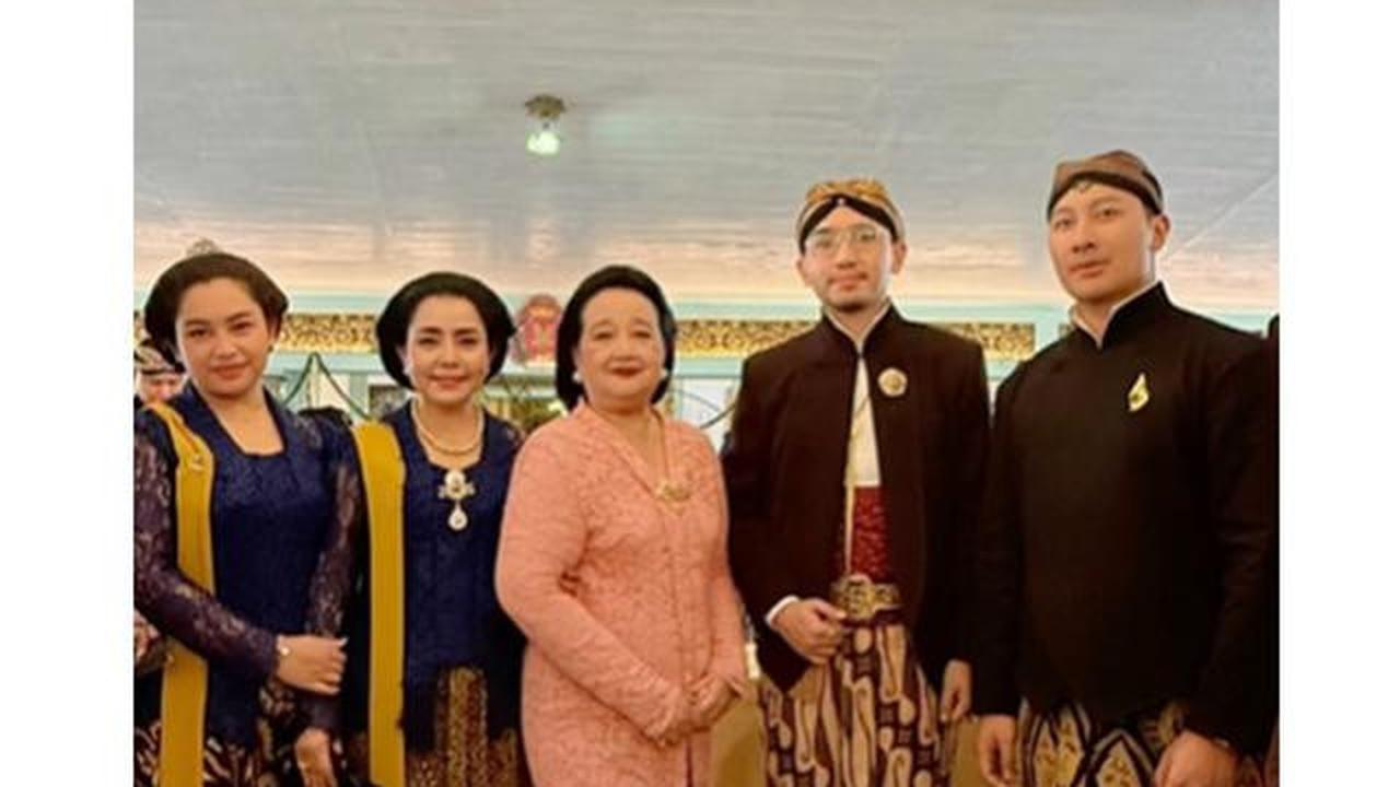 6 Potret Mayangsari dan Khirani Trihatmodjo Kompak Pakai Kebaya Biru di Acara Solo