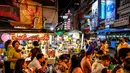 Orang-orang makan di pasar makanan jalanan di Chinatown Bangkok (16/9/2020). Chinatown Bangkok awalnya merupakan kawasan hutan belantara di luar tembok kota dan berkembang menjadi pusat komersial Bangkok selama akhir abad ke-19 hingga awal abad ke-20. (AFP/Mladen Antonov)