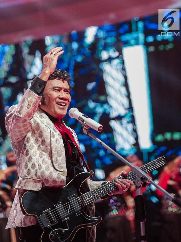 Gaya pedangdut Rhoma Irama saat tampil dalam acara Indonesian Dangdut Awards 2018 di Studio 5 Indosiar, Jakarta, Jumat (12/10). Rhoma Irama membawakan lagu Euphoria dan Musik. (Liputan6.com/Faizal Fanani)