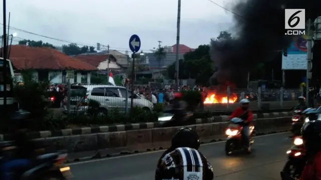 Pagi ini terjadi aksi pembakaran/demo Massa didepan perumahan Kodam Tn Kusir. Aksi warga kodam menolak adanya eksekusi pengosongan rumah tinggal oleh pihak TNI/Kodam Jaya.
