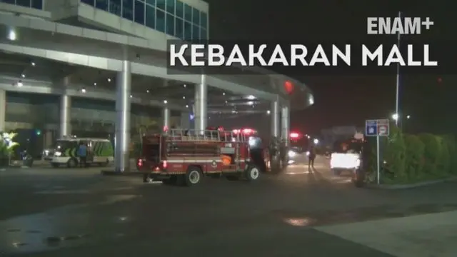 Mall Cipinang Indah minggu dinihari terbakar. Belum diketahui penyebab kebakaran, api mulai terihat di plafon lantai atas mall