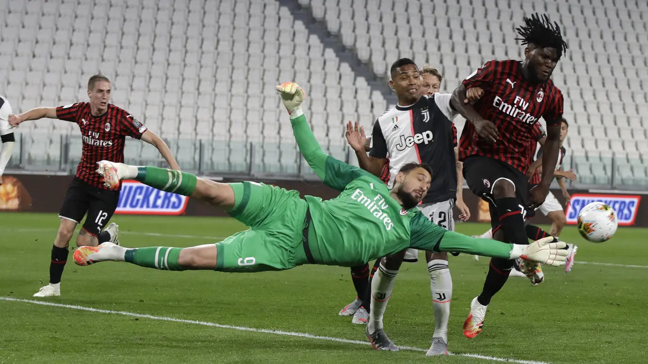 Foto: Gianluigi Donnarumma Raih Yashin Trophy 2021 usai Singkirkan Edouard Mendy dan Jan Oblak dalam Rangkaian Penghargaan Ballon d'Or 2021