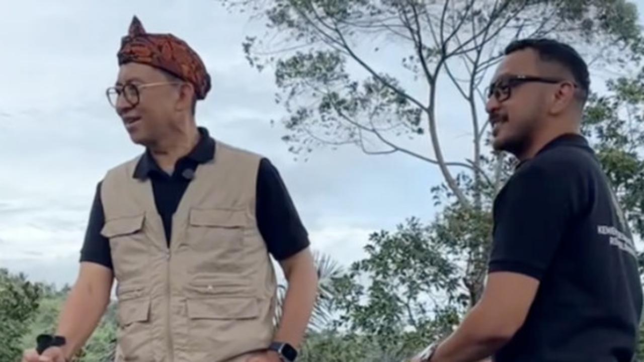 Menbud Fadli Zon Kunjungi Situs Gunung Padang di Cianjur, Gayanya Nyentrik Ala Pendaki Kekinian