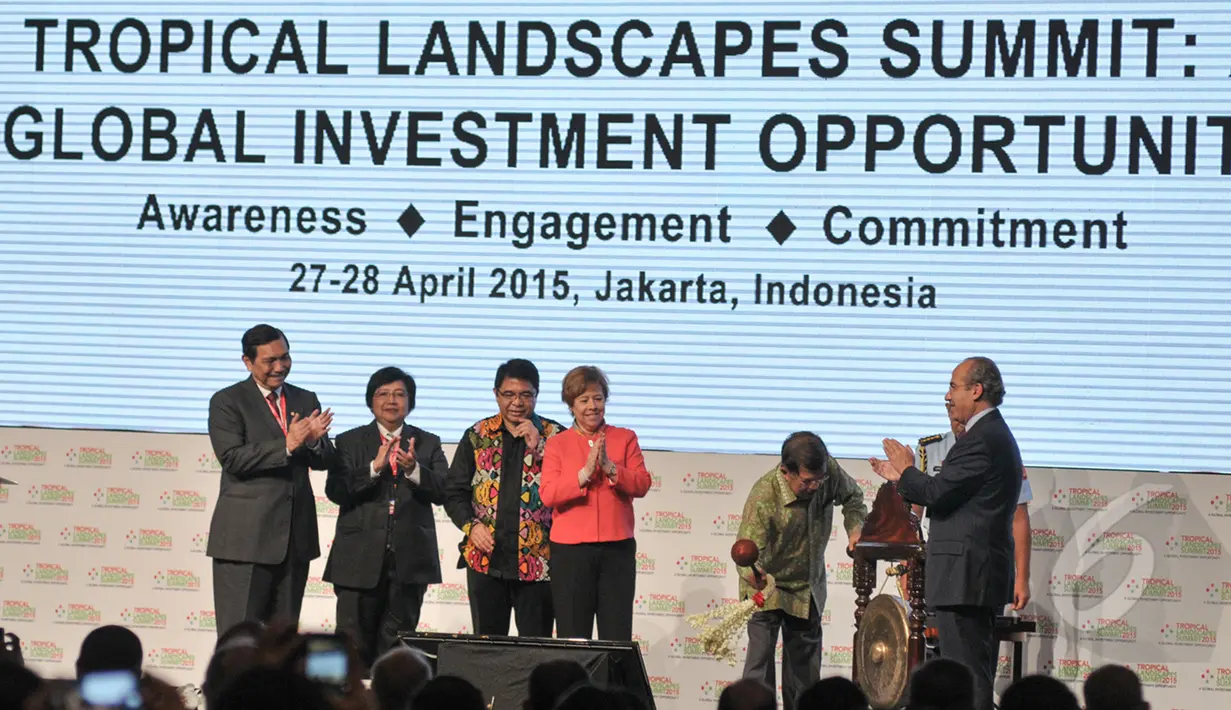 Wapres Jusuf Kalla membuka acara Tropical Landscape Summit (TLS): A Global Investment Opportunity 2015 di Jakarta, Senin (27/4/2015). Aktivis Greenpeace mendukung penuh upaya pemerintah dalam mempromosikan investasi hijau. (Liputan6.com/Faizal Fanani)