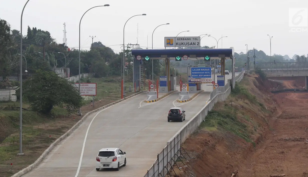 Kendaraan memasuki gerbang tol Kukusan ruas jalan tol Cinere-Jagorawi (Cijago) seksi 2, Depok, Jawa Barat, Sabtu (28/9/2019). Gerbang tol Cijago seksi 2 (Jl Raya Bogor-Kukusan) sepanjang 5,5 km dapat dilalui secara fungsional mulai Sabtu (28/9) pukul 00.00 WIB. (Liputan6.com/Helmi Fithriansyah)