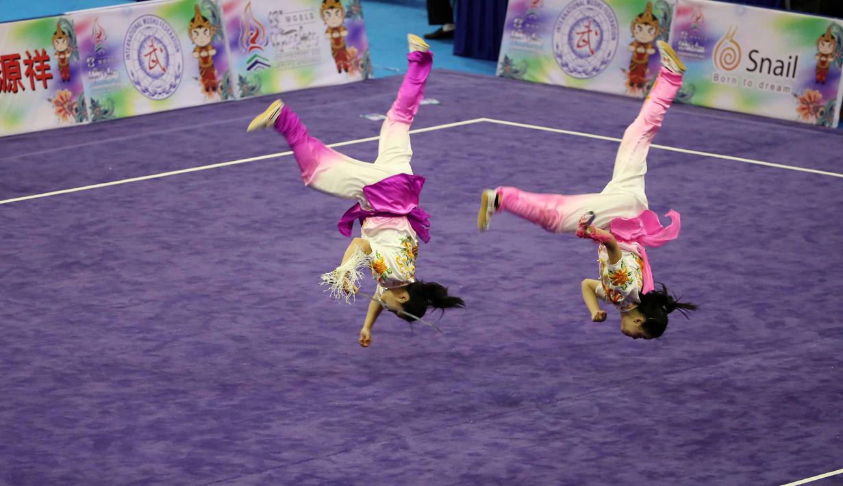 Atlet Wushu Asal US beraksi saat kelas duel pada Kejuaraan Dunia Wushu 2015 di Istora, Senayan, Jakarta, Selasa (17//11/2015). (Bola.com/Nicklas Hanoatubun)