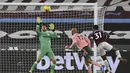 Striker Sheffield United, David McGoldrick (tengah) melepaskan sundulan yang dapat diantisipasi kiper West Ham United, Lukasz Fabianski dalam laga lanjutan Liga Inggris 2020/21 pekan ke-24 di London Stadium, London, Senin (15/2/2021). Sheffield United kalah 0-3 dari West Ham. (AP/Glyn Kirk/Pool)