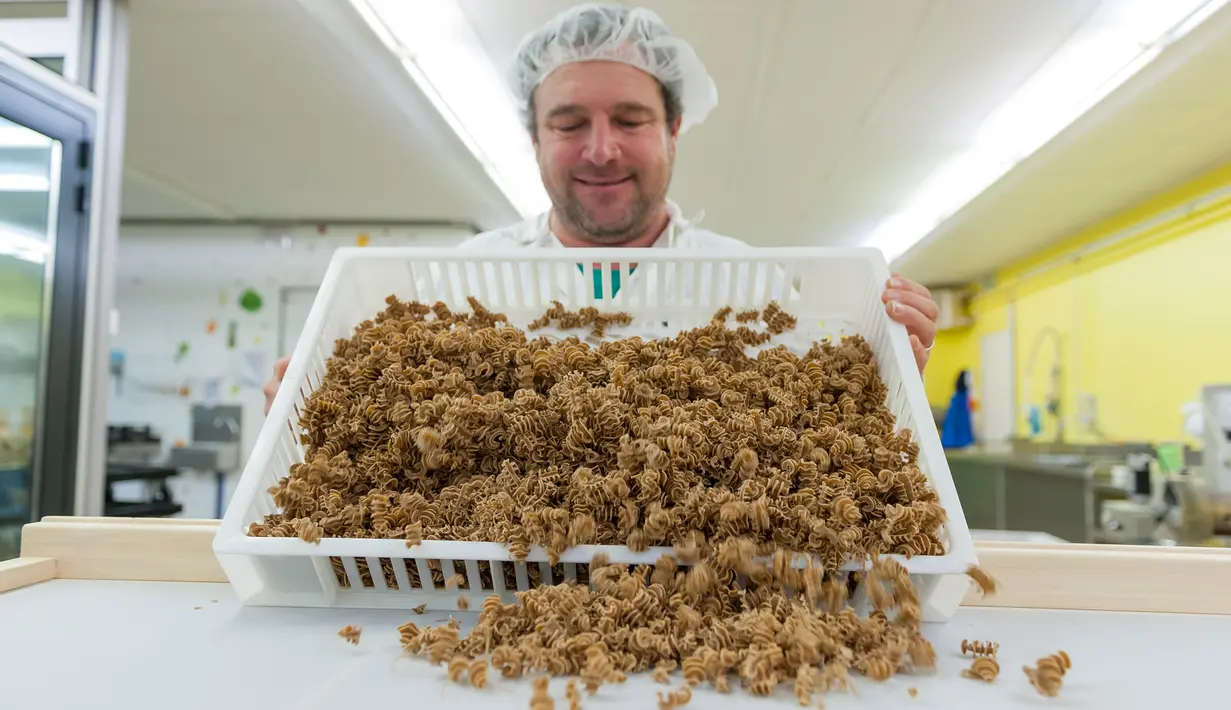 Pekerja "L'Atelier a pates" (toko pasta) membuat pasta khusus menggunakan tepung serangga dari belalang dan jangkrik di Thiefosse, Prancis, 8 Februari 2016. Pasta serangga ini dibanderol sekitar Rp 97 ribu per 250 gram (JEAN-Christophe Verhaegen/AFP)