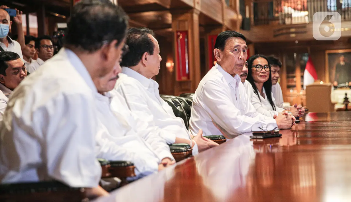 Kunjungan dilakukan Ketua Dewan Pertimbangan Presiden (Wantimpres), Jenderal TNI (Purn) Wiranto, ke kediaman Ketua Umum DPP Partai Gerindra, Prabowo Subianto, di Hambalang, Bogor, Jawa Barat, Senin (1/5/2023). (Liputan6.com/Faizal Fanani)