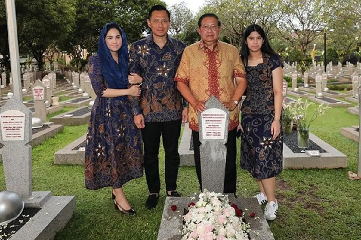7 Momen Annisa Pohan dan Keluarga Ziarah ke Makam Ani Yudhoyono, Ungkap Kerinduan