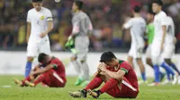 Bek timnas indonesia, Gavin Kwan Adsit, tampak lesu usai dikalahkan Malaysia pada laga semifinal Sea Games 2017 di Stadion Shah Alam, Selangor, Sabtu (26/8/2017). Malaysia menang 1-0 atas Indonesia. (Bola.com/Vitalis Yogi Trisna)