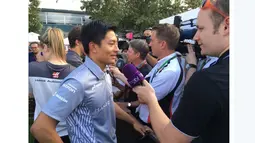 Rio Haryanto saat mengikuti sesi wawancara jelang balapan Formula 1 2016 di Sirkuit Alber Park, Australia, Kamis (17/3/2016). (bola.com/Twitter/Manor Racing)